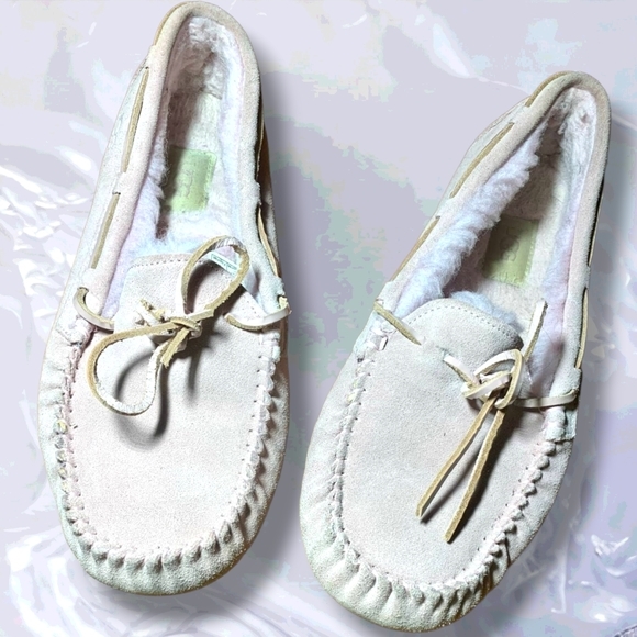 Ugg Women’s Dakota loafer based slipper - Picture 2 of 7